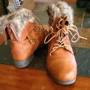 GinaGroup size 6 ankle boot with fur trim. NEW